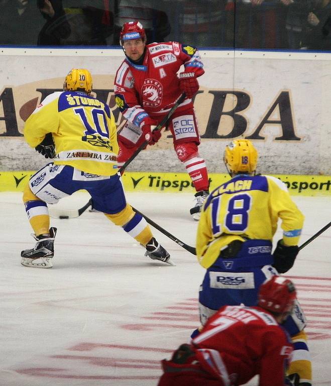 Extraligoví hokejisté Zlína (ve žlutém) v rámci 5. rozhodujícího zápasu předkola play-off v neděli 13. března hostili Oceláře Třinec.