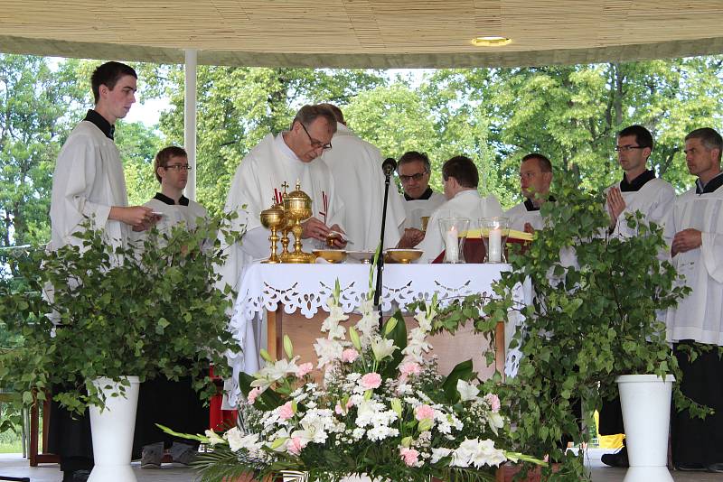 V neděli 18. června 2017 zaplnili park Komenského ve Zlíně věřící ze zlínské farnosti sv. Filipa a Jakuba, aby oslavili významný svátek, tzv. Boží Tělo. Slavnostní mše svatá začala v 10 hodin dopoledne v parkovém altánku. Po ní následovalo požehnání celém
