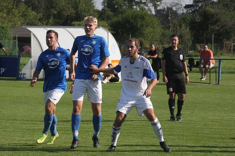 Fotbalisté Tlumačova (modré dresy) v rámci oslav výročí devadesáti let kopané v obci porazili Zdounky 2:0.