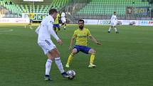 Fotbalisté Zlína (žluté dresy) v úvodním zápase nadstavbové části remizovali na hřišti poslední Karviné 1:1.