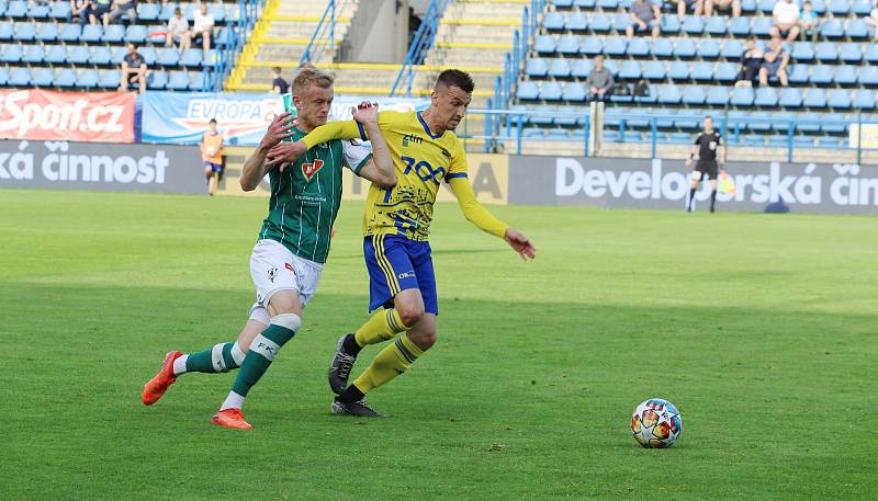 Fotbalisté Zlína (žluté dresy) zakončili letošní sezonu domácí remízou s Jabloncem 1:1.