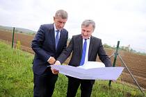 Jiří Čunek a Andrej Babiš  při prohlídce pozemků pro novou krajskou nemocnici ve Zlíně v Malenovicích.