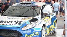 Po první sekci I. etapy Barum Czech Rally Zlín se závodníci přesunuli do Otrokovic do servisu.