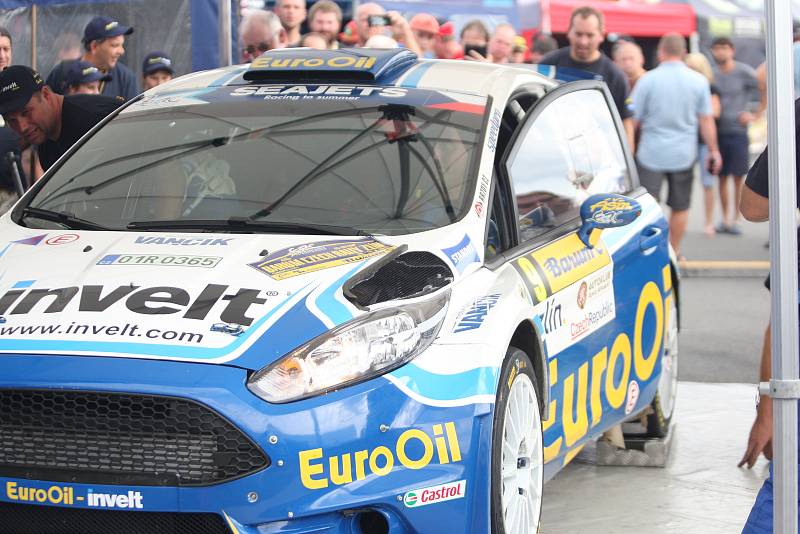 Po první sekci I. etapy Barum Czech Rally Zlín se závodníci přesunuli do Otrokovic do servisu.