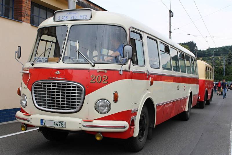 Dvanáctý den otevřených dveří Dopravní společnosti Zlín – Otrokovice se uskutečnil v sobotu 27. června. Areál vozového depa se návštěvníkům otevřel v děvět hodin ráno. Na své si tady přišli dospělí, děti i pamětníci starých časů.