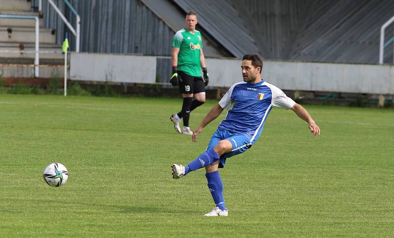 Fotbalisté Luhačovic (v černém) v rámci 23. kola krajského přebor nečekaně zvítězili ve Slušovicích 1:0.