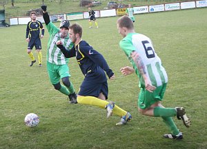 Fotbalisté Mysločovice (v bílo-zeleném), poslední celek okresního přeboru OFS Zlín, v neděli nepřekvapil a doma v rámci 16. kola vysoko podlehl Újezdci 0:8.
