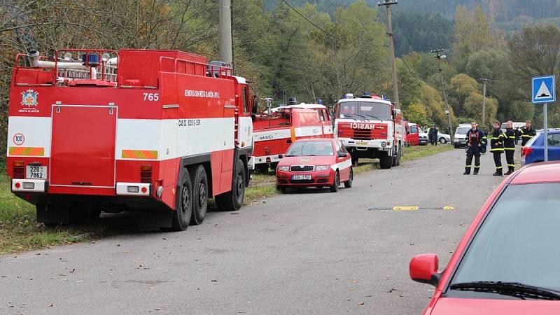 Hasičí zasahují u výbuchu muničních skladů ve Vrběticích, říjen 2014. Ilustrační foto