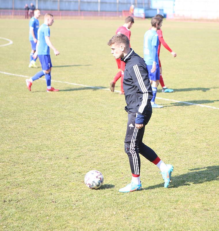 Fotbalisté Otrokovic (modré dresy) ve 20. kole MSFL prohráli s Olomoucí "B" prohráli vysoko 0:5.