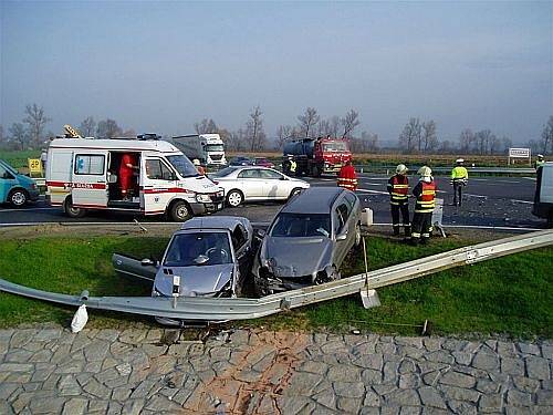 Nehoda tří osobních aut u Bezměrova