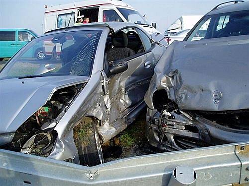 Nehoda tří osobních aut u Bezměrova