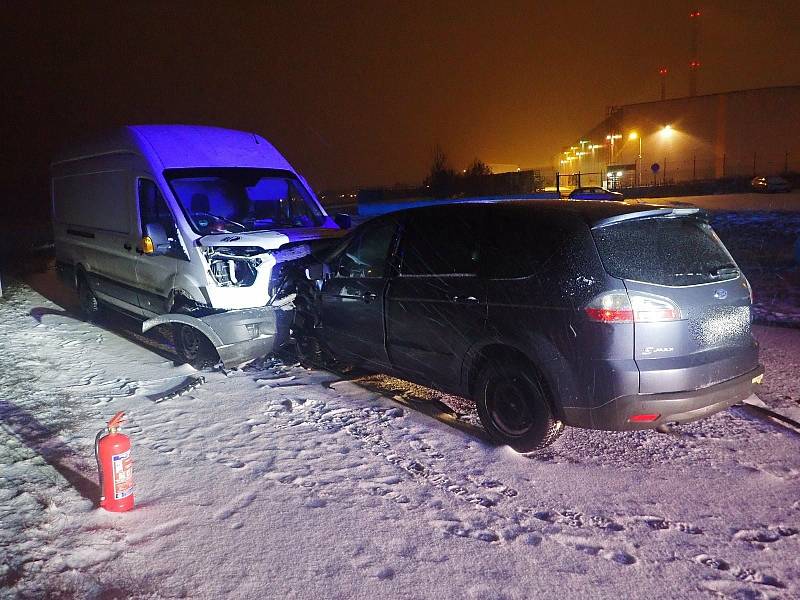 Nehoda dodávky a osobního auta v ulici Objízdná v Otrokovicích - 23. 12. 2021