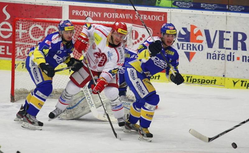 Extraligoví hokejisté Zlína (v modrém) ve druhém semifinále play off s Třincem.