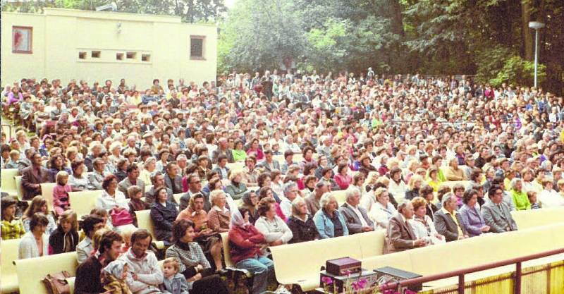SLAVIČÍN, LETNÍ SCÉNA. Srdce zámeckého parku pravidelně ožívalo promítáním filmových představení i dalšími společenskými a kulturními akcemi. V srpnu 1978 zaplnili hlediště letní scény návštěvníci Mezinárodního družstevního dne.