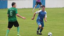 Slušovičtí fotbalisté (modré dresy) doma porazili Velké Karlovice 1:0.