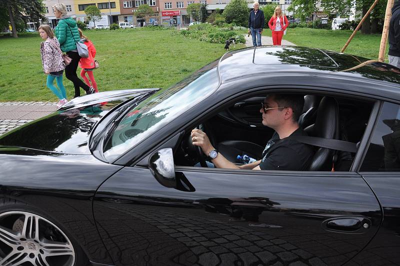 Téměř šedesátka poršáků se sjela na náměstí Míru a nechala se bez ostychu okukovat davy lidí.