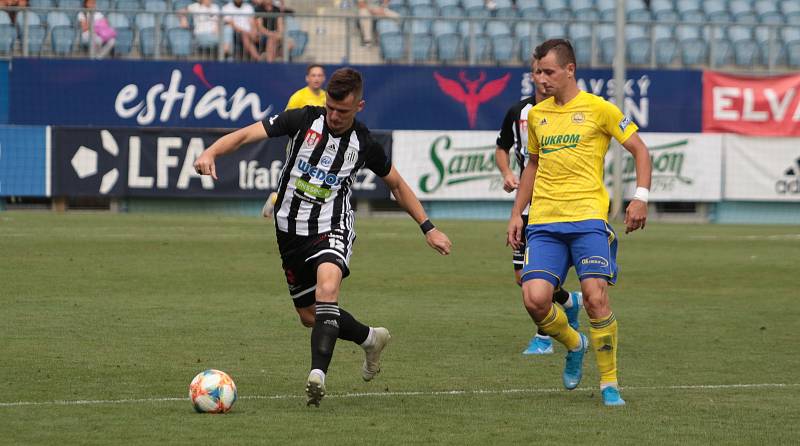 Fotbalisté Zlína (ve žlutých dresech)  prohráli v 8. kole FORTUNA:LIGY na hřišti nováčka z Českých Budějovic 0:2. Foto: pro Deník/Jan Zahnaš