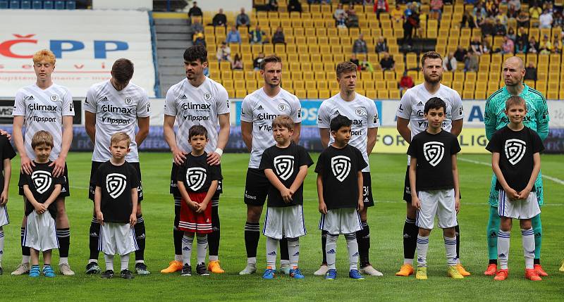 Fotbalisté Zlína (bílé dresy)se ve 2. kole nadstavby představili na Stínadlech, kde vyzvali Teplice