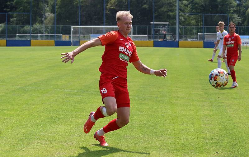 Fotbalisté Zlína B (bílé dresy) v sobotním přípravném zápase na Vršavě remizovali s juniorkou Zbrojovky Brno 2:2.