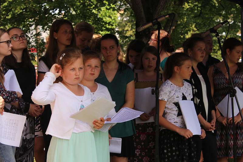 Mše svatá k svátku Těla a Krve Páně ve zlínském Parku Komenského. 23.6.2019