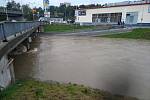 Vytrvalý déšť výrazně zvednul hladinu řeky Dřevnice. Voda zaplavila i nově vybudovanou cyklostezku.