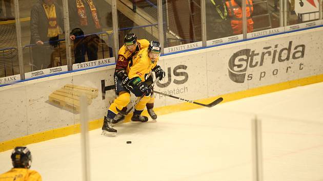 Hokejisté Zlína (žluté dresy) se ve 26. kole Chance ligy doma utkali s Duklou Jihlava.