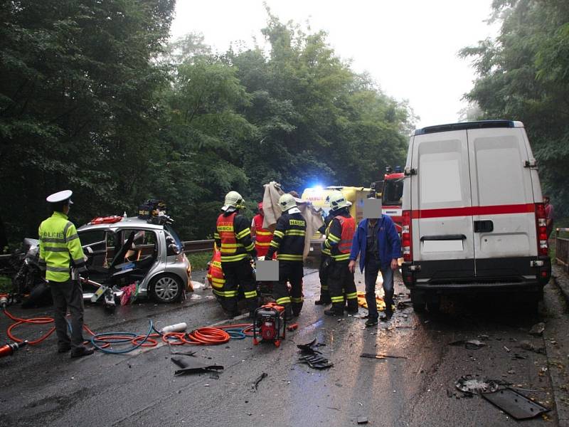 K vážné dopravní nehodě došlo ve středu krátce před devatenáctou hodinou na ulici Březnická ve Zlíně. Srazilo se tam osobní vozidlo značky Citroen a dodávka Iveco. Při čelním střetu zůstalo osobní vozidlo i s řidičkou zaklíněno pod dodávkou.
