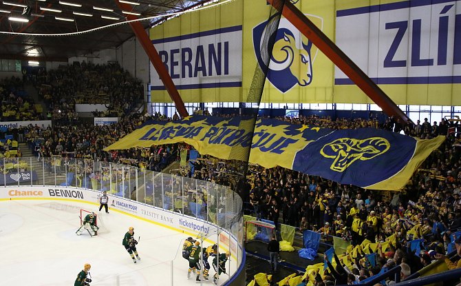 Na Zimním stadionu Luďka Čajky se po patnácti letech odehrálo soutěžní utkání mezi hokejisty Zlína a Vsetína.