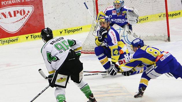 Extraligoví hokejisté Zlína (v modrém) se v 15. kole extraligy střetli s Mladou Boleslaví. Jaroslav Balaštík (v bílém) se snaží překvapit brankáře Jakuba Sedláčka přes bránící Radka Míku a natahujícího se Petra Holíka. 