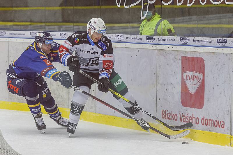 Extraligoví hokejisté Zlína (v modrém) v dohrávce 9. kola po týdnu opět vyzvali hráče Karlových Varů. Na snímku kapitán Žižka.