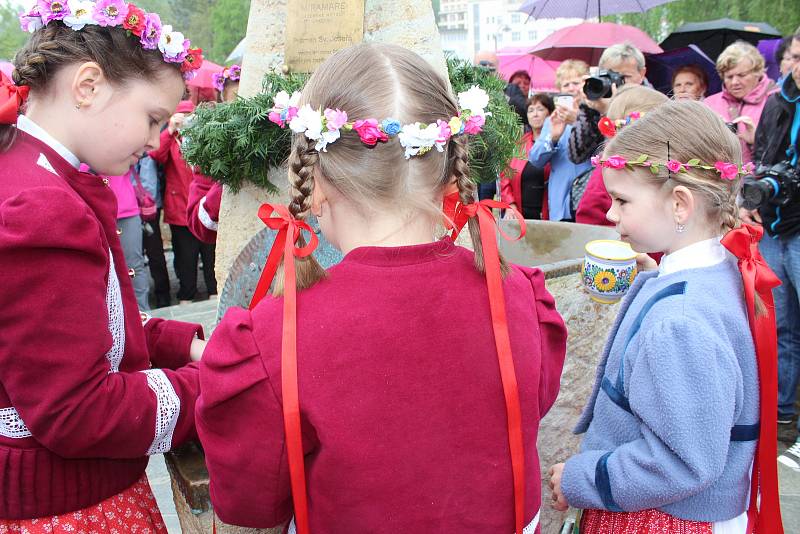 Žehnání pramenům. „Jde o děkovnou modlitbu, že v tomto kraji, našem městě i farnosti jsou léčivé prameny,“ vysvětlil farář Hubert Wojcik.