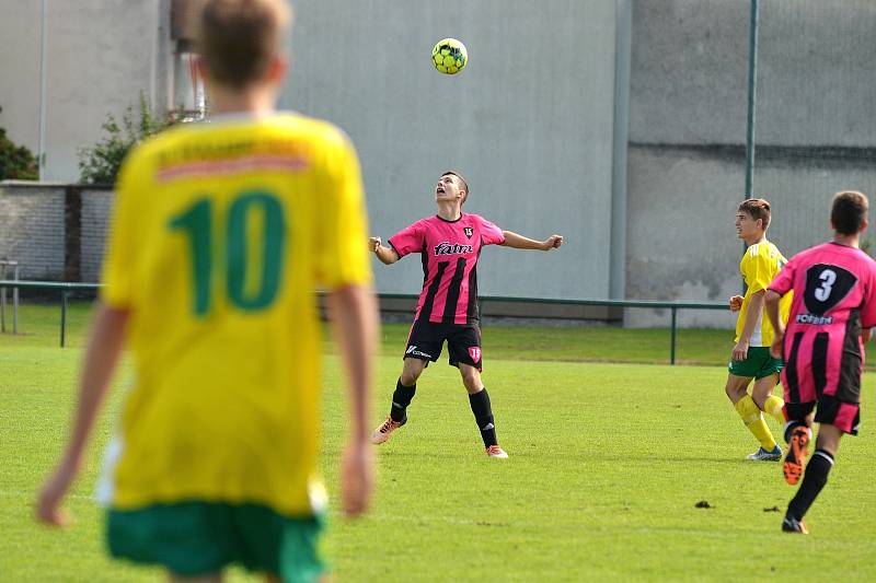 Dorostenci Napajedel (růžovočerné dresy) v 6. kole krajské soutěže skupiny B zdolali doma společný tým Nivnice a Bánova 3:2.