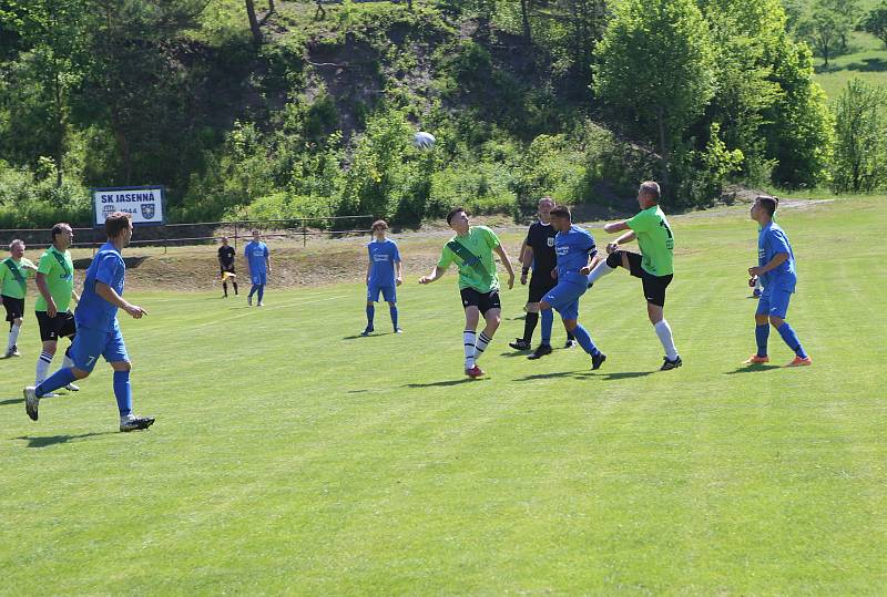 Fotbalisté Jasenné (modré dresy) smetli mužstvo Slopné 5:0.