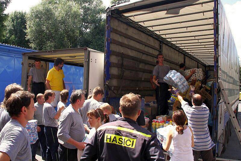 Kamion plný dezinfekčních prostředků, nářadí, pracovních pomůcek i pytlů odjel v sobotu v poledne ze Zlína směrem na Liberecko.