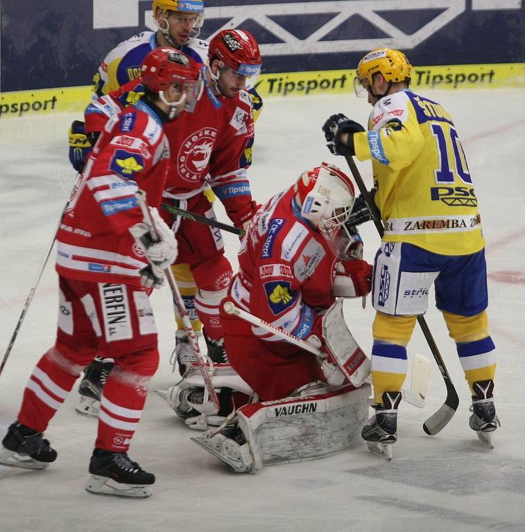 Extraligoví hokejisté Zlína (ve žlutém) v rámci 5. rozhodujícího zápasu předkola play-off v neděli 13. března hostili Oceláře Třinec.