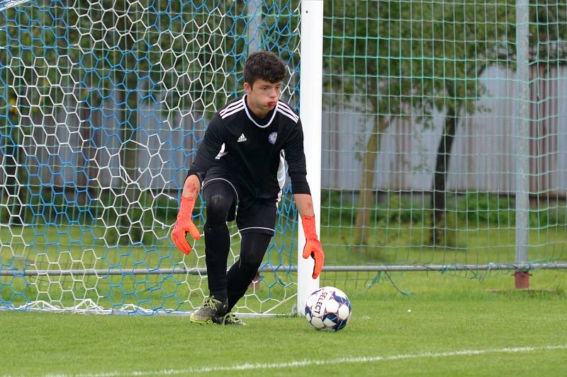 Dorostenci Tlumačova (bílé dresy) ve 3. kola krajské soutěže skupiny A podlehli Horní Lideči 1:4 a jsou bez bodu poslední.