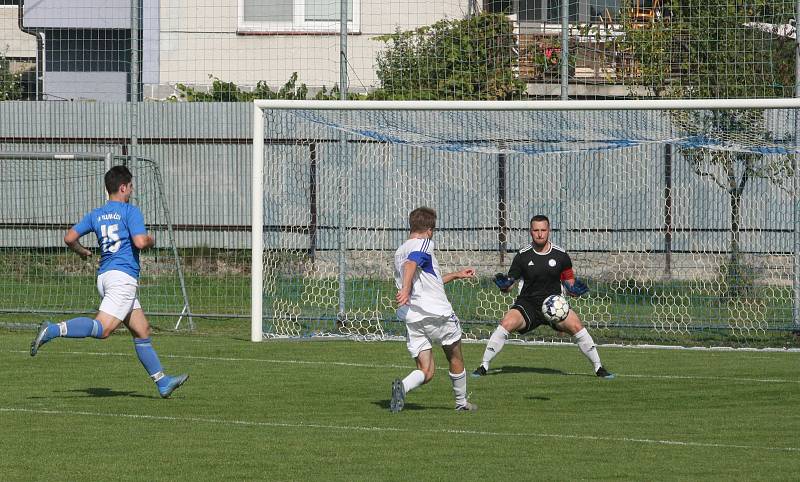 Fotbalisté Tlumačova (modré dresy) v rámci oslav výročí devadesáti let kopané v obci porazili Zdounky 2:0.