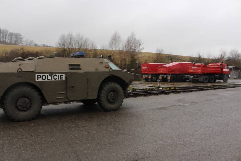 300 vojáků a policistů střeží a čistí Vrbětickou bezpečnostní zónu