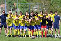 Starší žáci Zlína (žluté dresy) prohráli na Vršavě se Sigmou Olomouc 0:1.