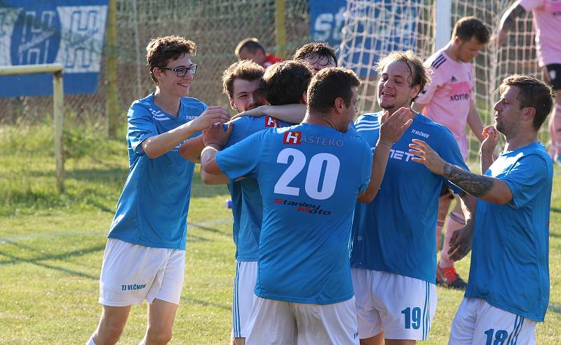 Fotbalisté Malenovic (růžové dresy) ve 26. kole krajské I. B třídy skupiny C podlehli Vlčnovu 1:2.