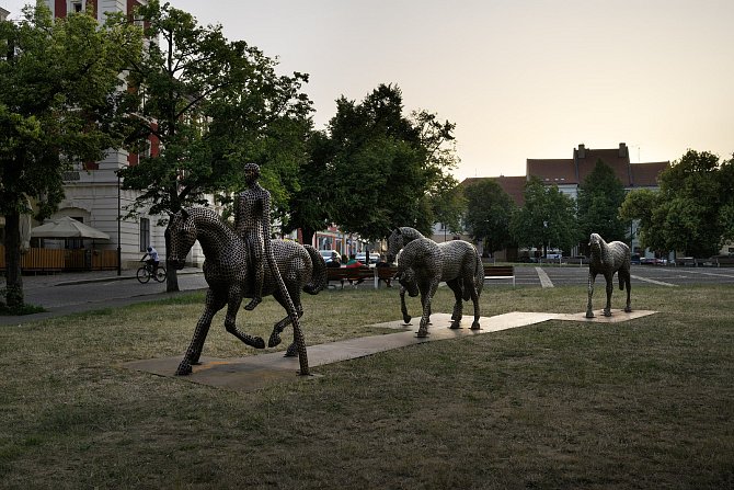 Stávající sochy v parku Komenského ve Zlíně nahradí koně a jezdec z bronzu; listopad 2023