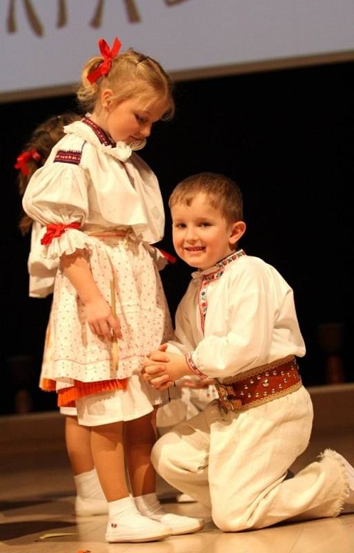 Zlínský Škrpálek 2013.MŠ Strání, folklórní vystoupení pečení buchet.