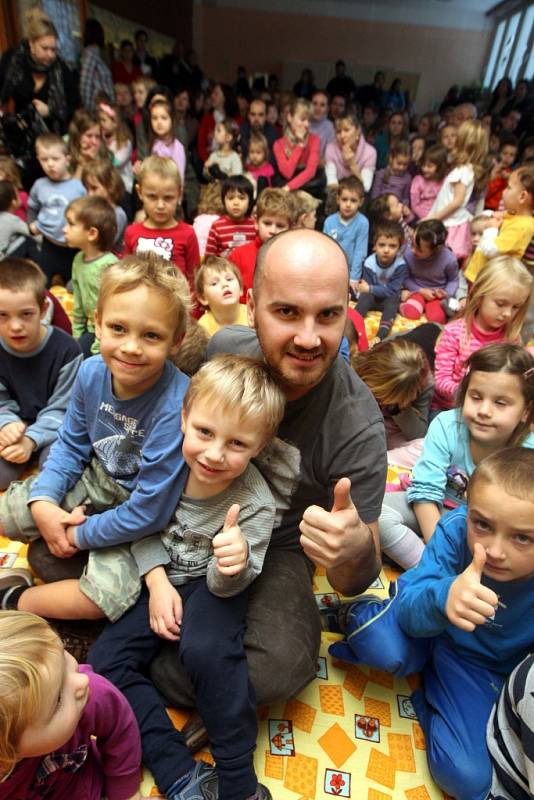 Akce Den pro Zuzanku v mateřské školce Kolektivní dům ve Zlíně.  Dobročinný koncert a jarmark.