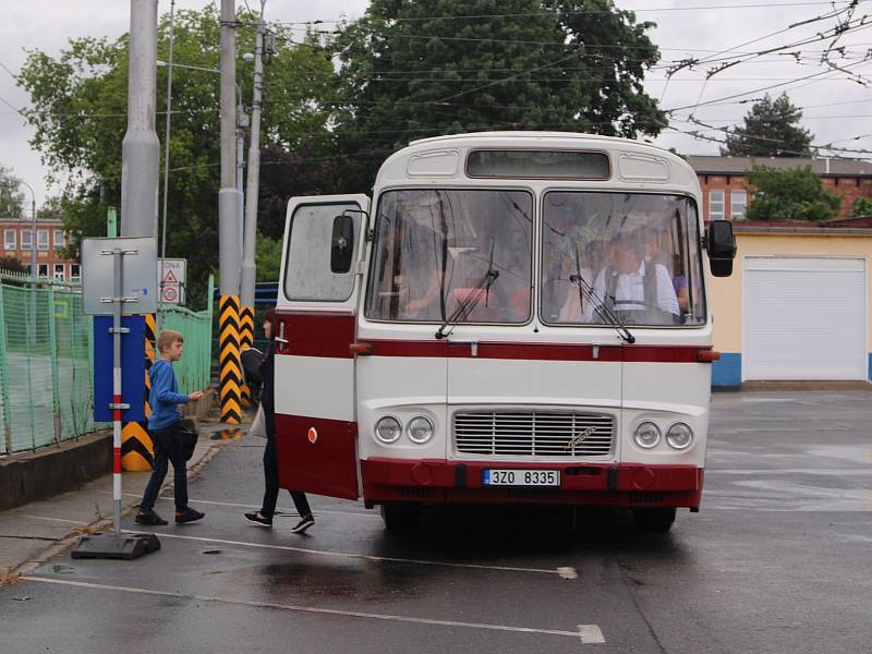 Tisícovky návštěvníků si v sobotu ve Zlíně užily Dne otevřených dveří Dopravní společnosti Zlín-Otrokovice (DSZO). Letos již po třinácté. Novinkou bylo deštivé počasí, to ale nikomu nevadilo.