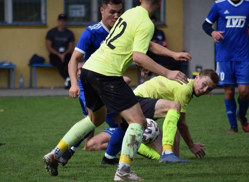 Divizní fotbalisté Slavičína (v modrém) v nedělním 9. kole skupiny E doma porazili Skaštice 3:2.