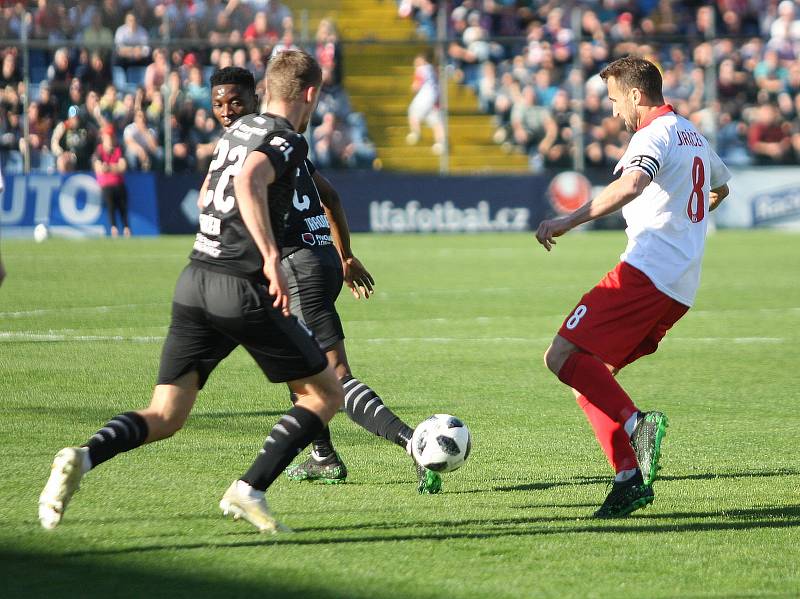 Fotbalisté Fastavu Zlín v retro dresech (bílo červené) u příležitosti oslav 100. let založení klubvu ve 29. kole doma hostili pražskou Slavii.