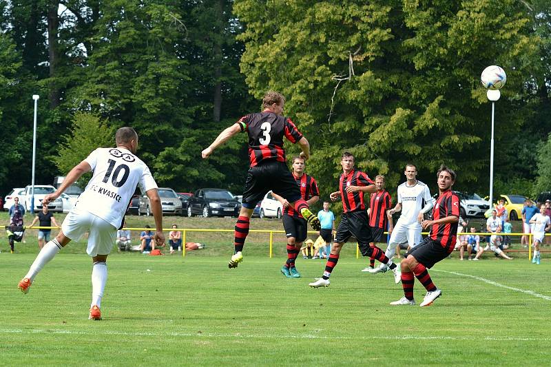 Fotbalisté Kvasic (v bílém) ve druhém kole krajského přeboru před početnou hodovou návštěvou porazili nováčka z Francovy Lhoty vysoko 5:0.