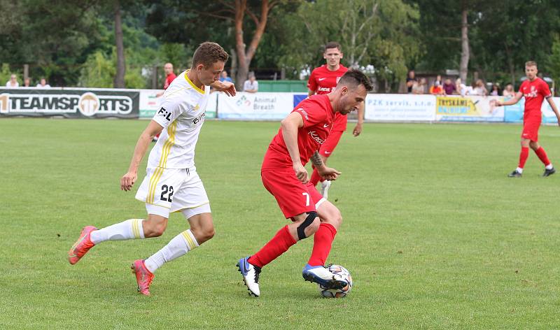 Fotbalisté Zlína (bílé dresy) v Lanžhotě zvítězili 2:0.