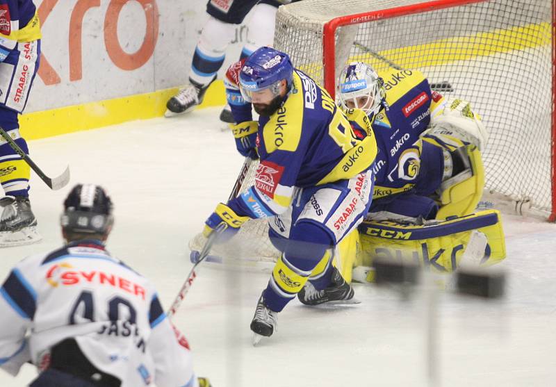 Extraligoví hokejisté Aukro Berani Zlín (v modrém) v pátečním 29. kole hostili Liberec, kterému v první třetině nasázeli tři branky.