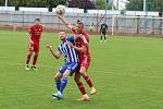 Fotbalisté Kvítkovic (modro-bílé dresy) v Mol Cupu prohráli s Třincem 1:5.